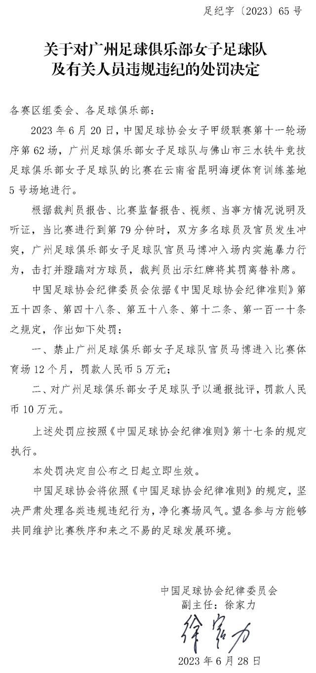 第一张海报中，秦昊对着陈妍希欲言又止，而陈妍希则是撇头不语，半张脸湮没在黑暗中，沉默在此刻笼罩着彼此